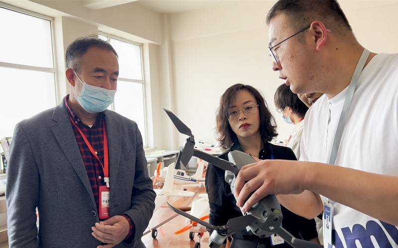 教育部教育质量评估中心专家组 国家开放大学领导组参观学校无人机实训室